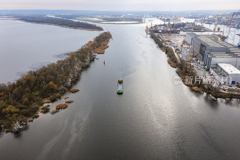 轮船在捷克的奥德拉河上。无人机在河上运输。