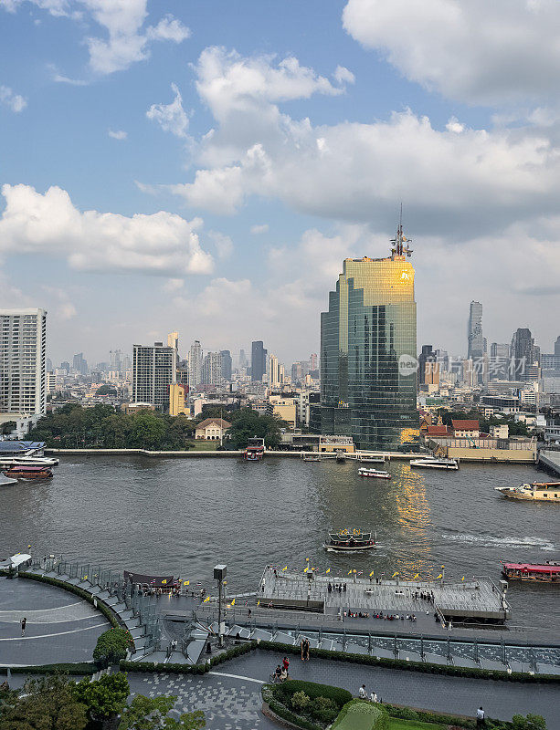 素坤逸市区，曼谷市中心，泰国城市景观摩天大楼，湄南河，水路交通游船和客船，晴朗的蓝天与蓬松的白云，重点在前景