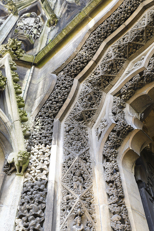 圣玛丽雷德克里夫教堂的中世纪石雕细节
