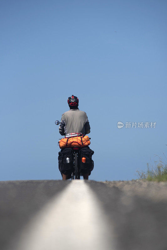 一名男子骑着旅行自行车