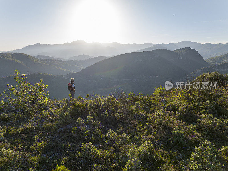 一个成熟的男人在地中海的山坡上放松的鸟瞰图