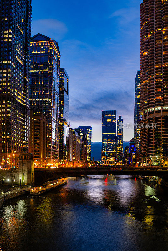 芝加哥市中心的黄昏河滨步道景观
