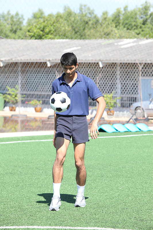足球运动员用脚颠球