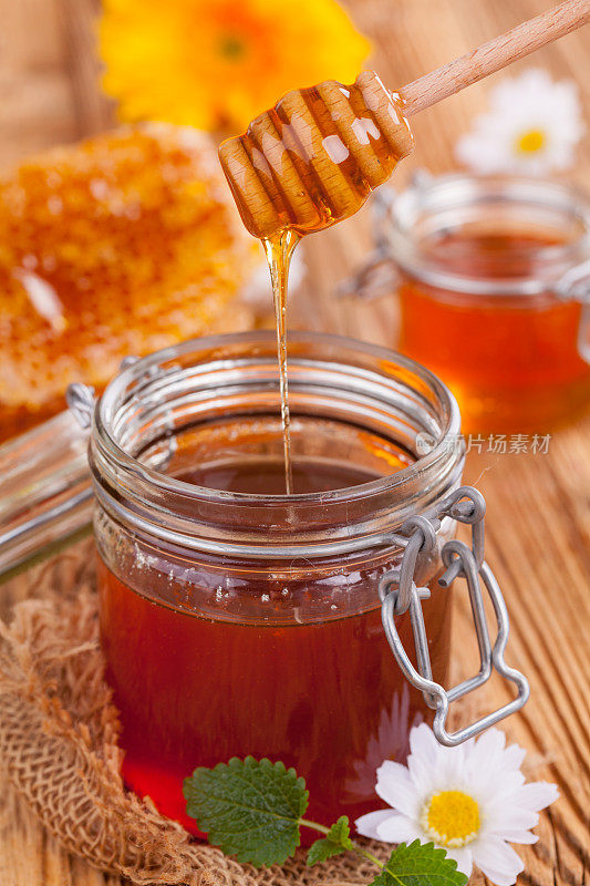 用勺蘸新鲜蜂蜜