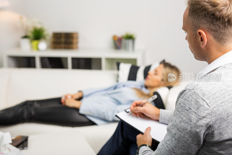 一个女人躺在医生办公室的沙发上