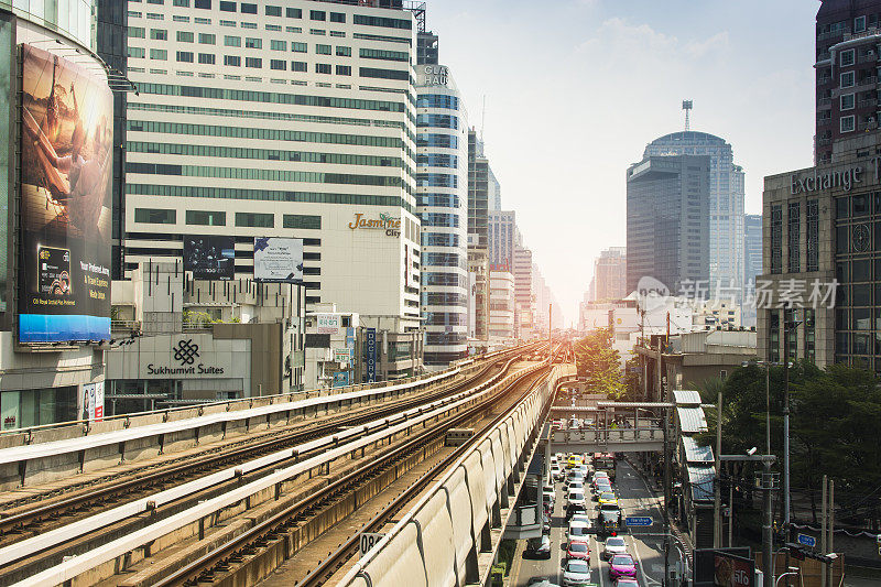 泰国曼谷素坤逸站的BTS轻轨和道路交通