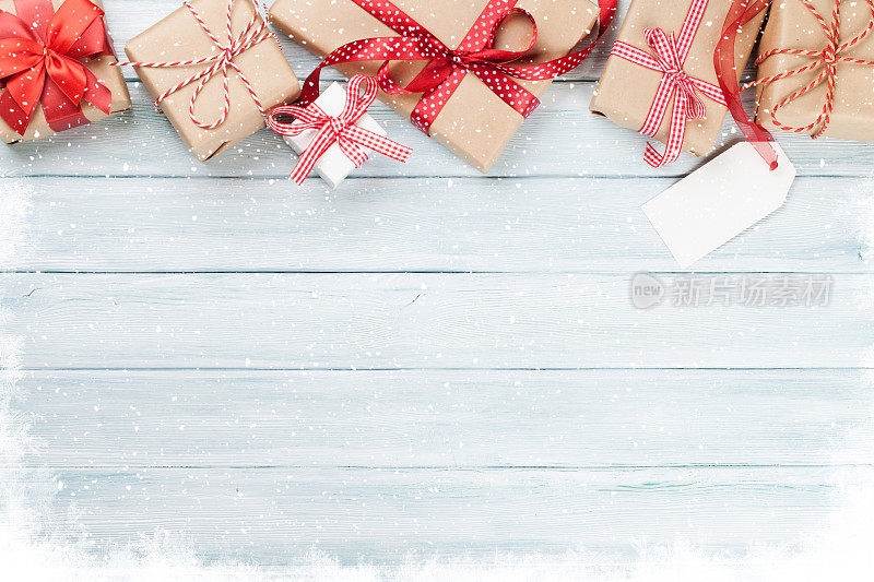 圣诞木制背景与礼物盒和雪
