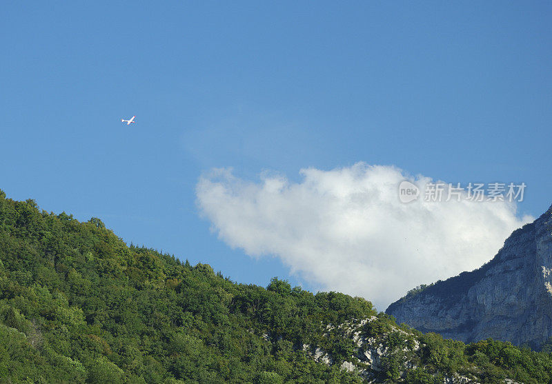 飞越阿尔卑斯山山脉的滑翔机