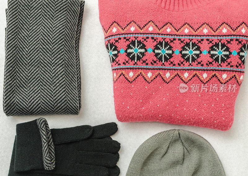 冬天的衣服颜色很浓。领子，手套，帽子，毛衣