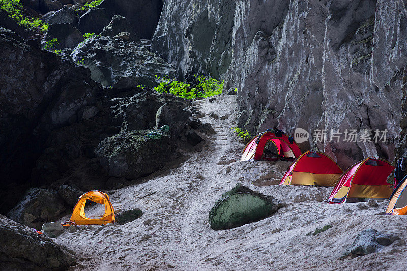 越南广平省世界上通行量最大的洞穴韩松洞内的帐篷