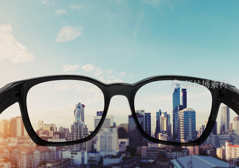 眼镜望向城市，聚焦眼镜镜片