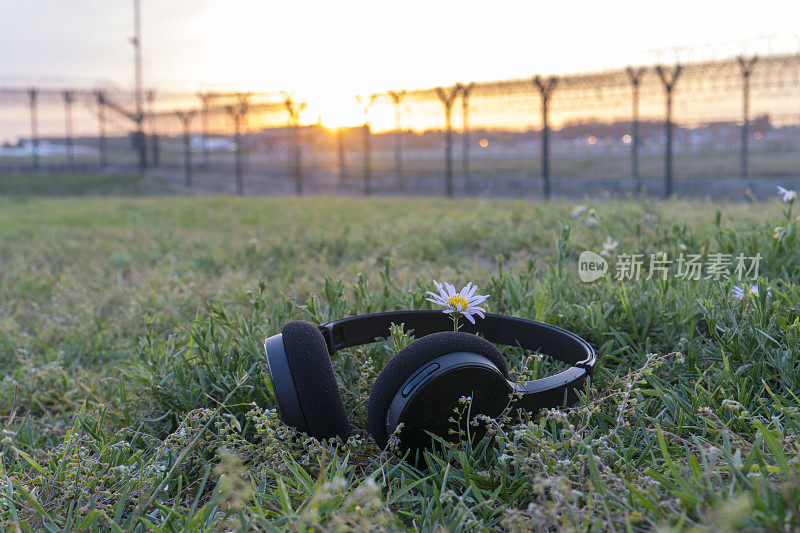 日落时机场草地上的耳机