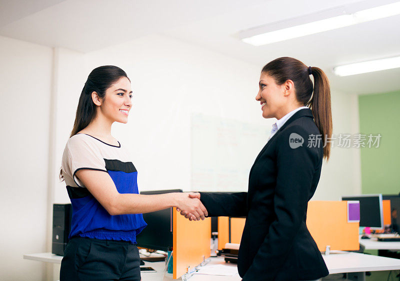 女商人面对面站着握手