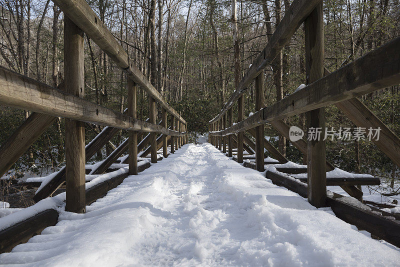 田纳西州，汉普顿，阿巴拉契亚小道上的白雪覆盖的桥