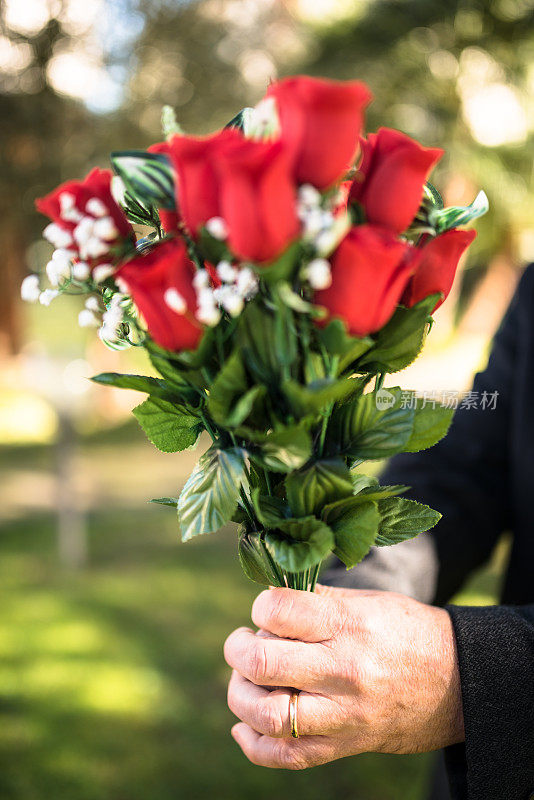 男人拿着一束玫瑰给圣瓦伦丁