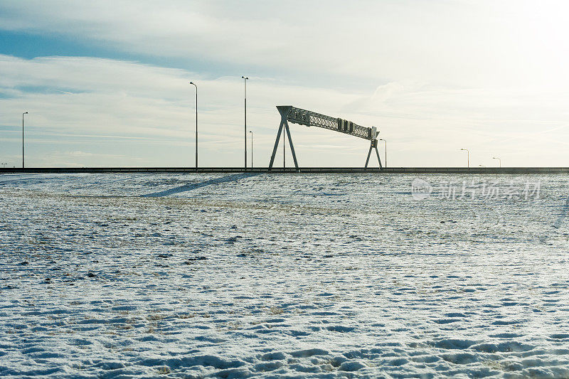 太阳照在公路前的雪地上