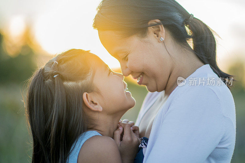 日落时分的母亲和女儿