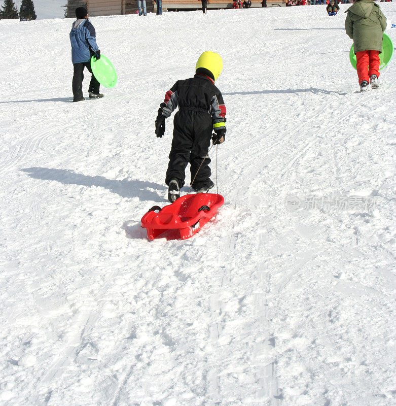 孩子和雪橇