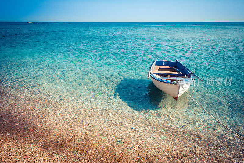 小船在海里