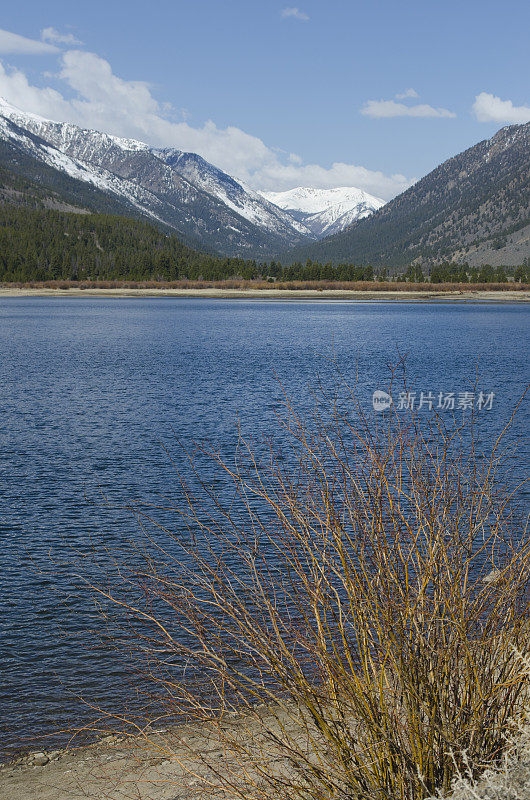 雪山和雪湖