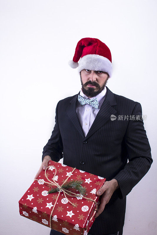 英俊的商人对圣诞礼物感到失望
