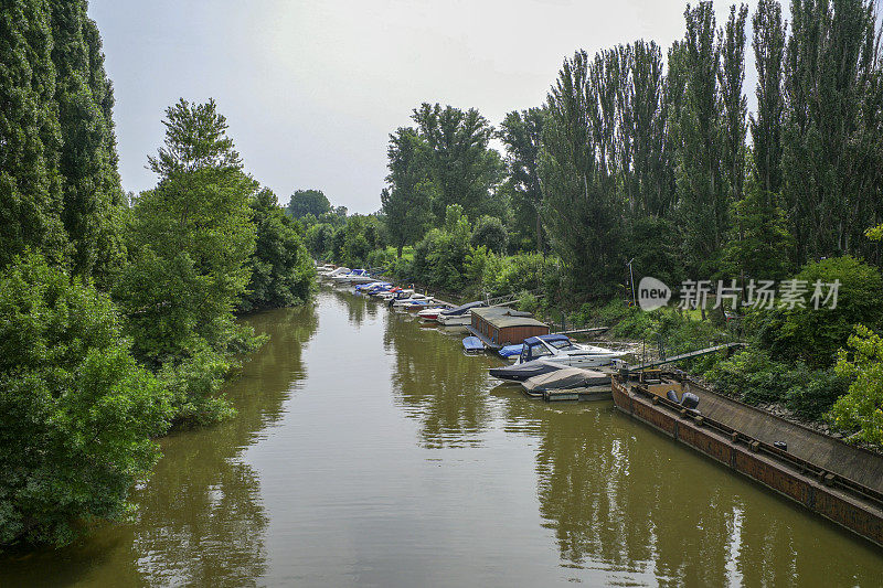 德国美因茨附近的莱茵河沿岸的船只