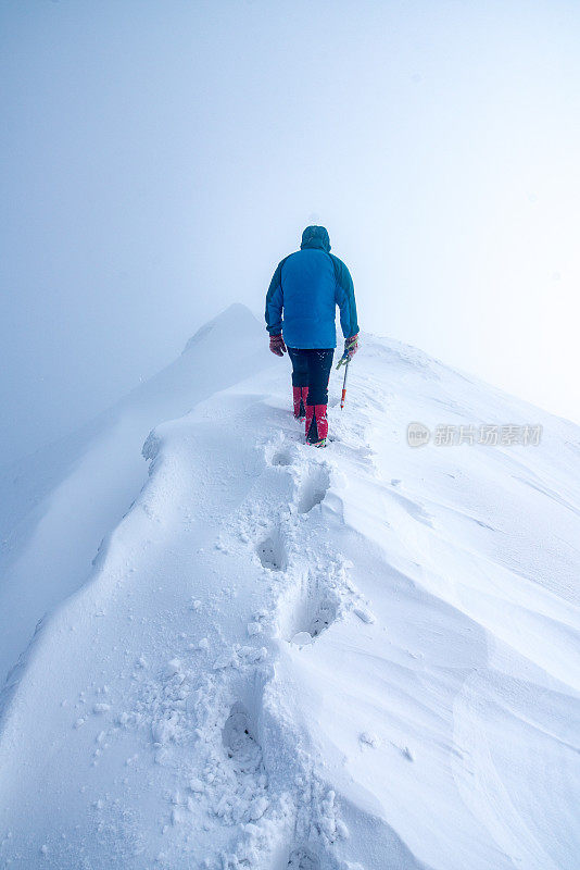 人走雪山入云峰