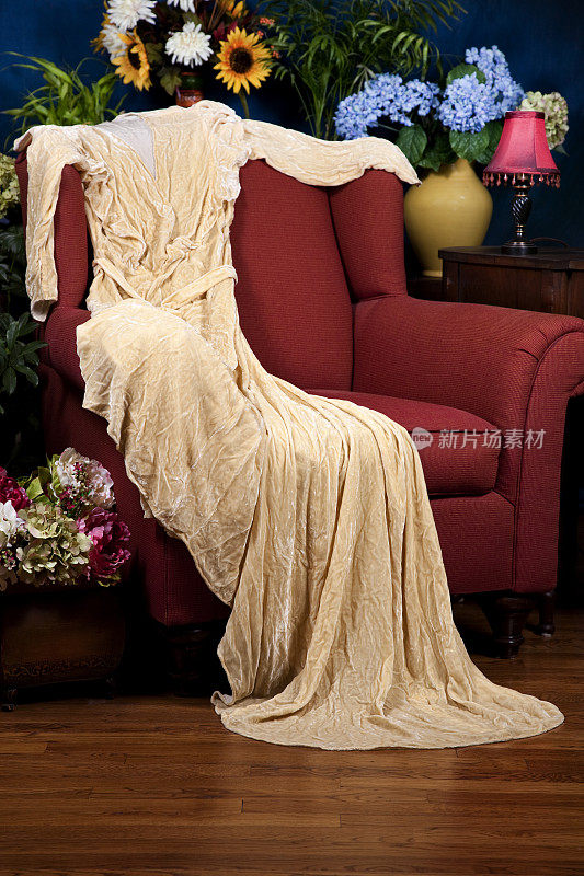20世纪20年代的复古婚纱搭在扶手椅上