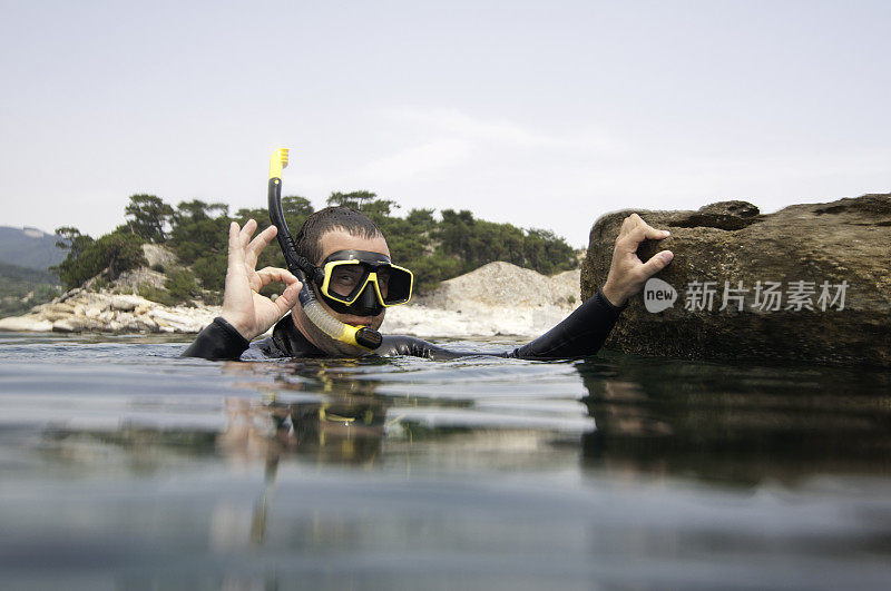 水面上的自由潜水员