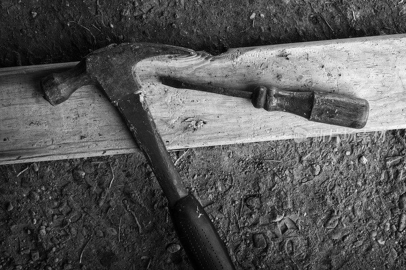 锤子，螺丝刀和木材
