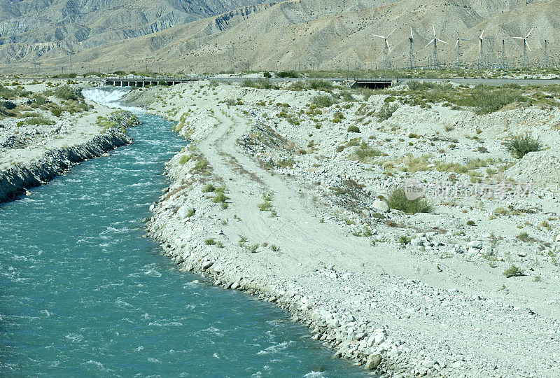 溪河和风电场在科切拉山谷加州