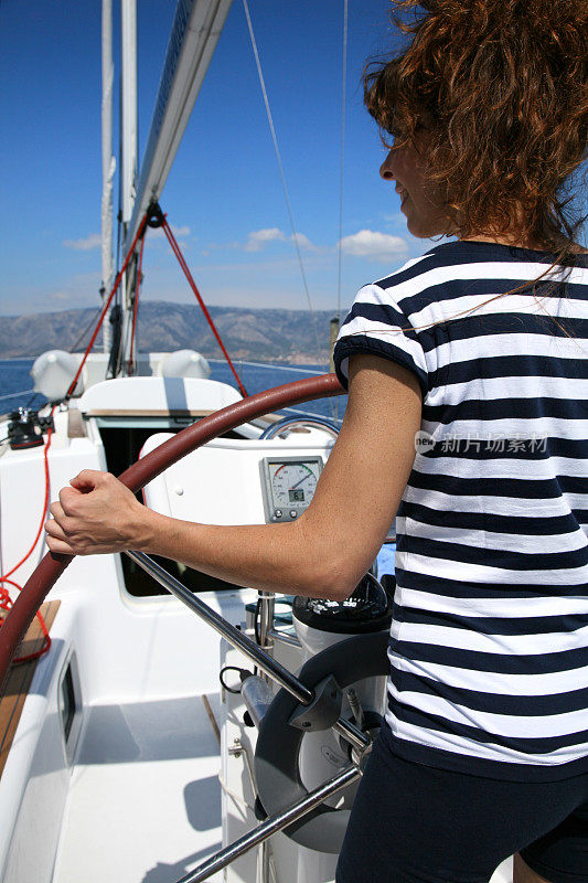 驾驶帆船的年轻女子