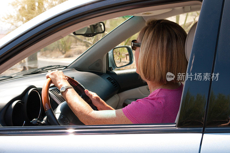 看后视镜的女人开车