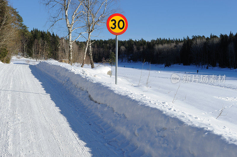 雪地里的乡村小路