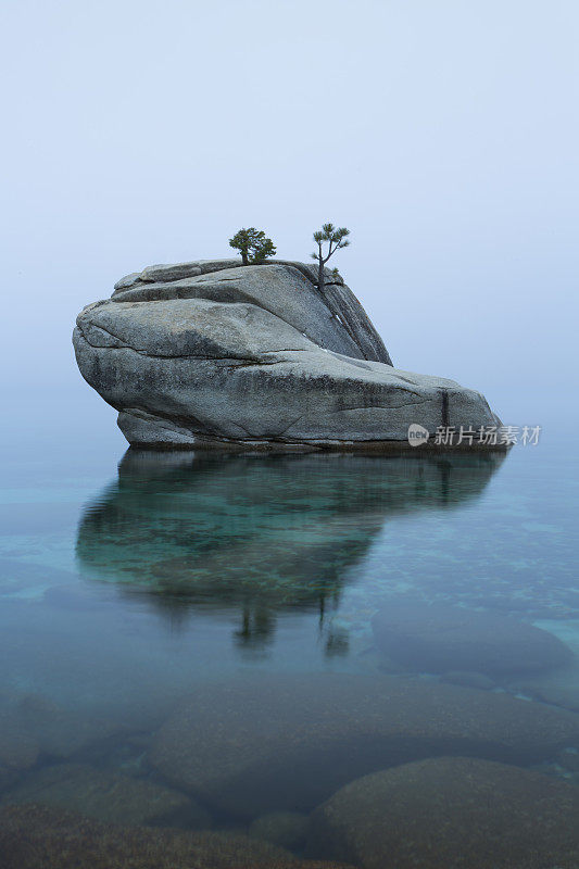 在太浩湖的盆寨岩，内华达州