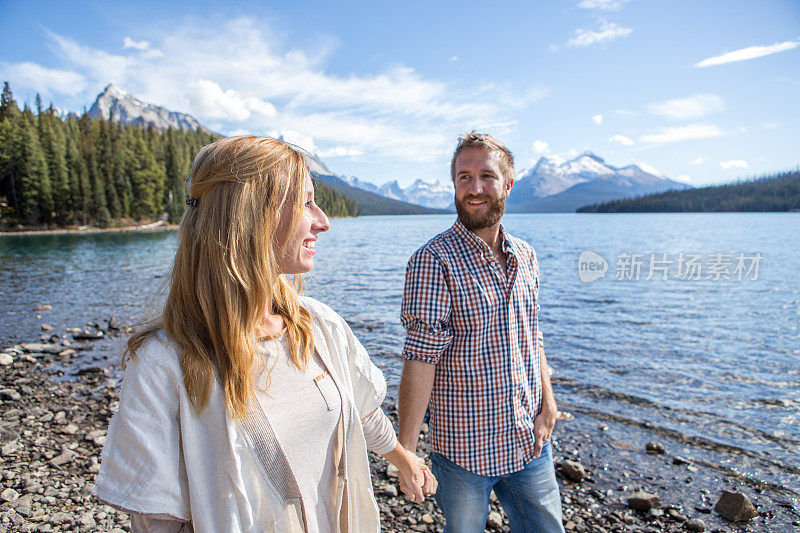 一对年轻夫妇在湖边散步