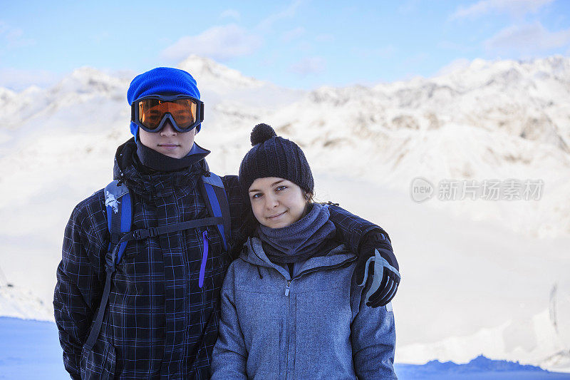 滑雪者滑雪夫妇青少年男孩和女孩享受冬天