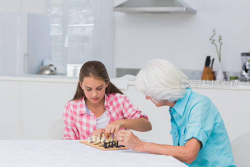奶奶和孙女在下棋