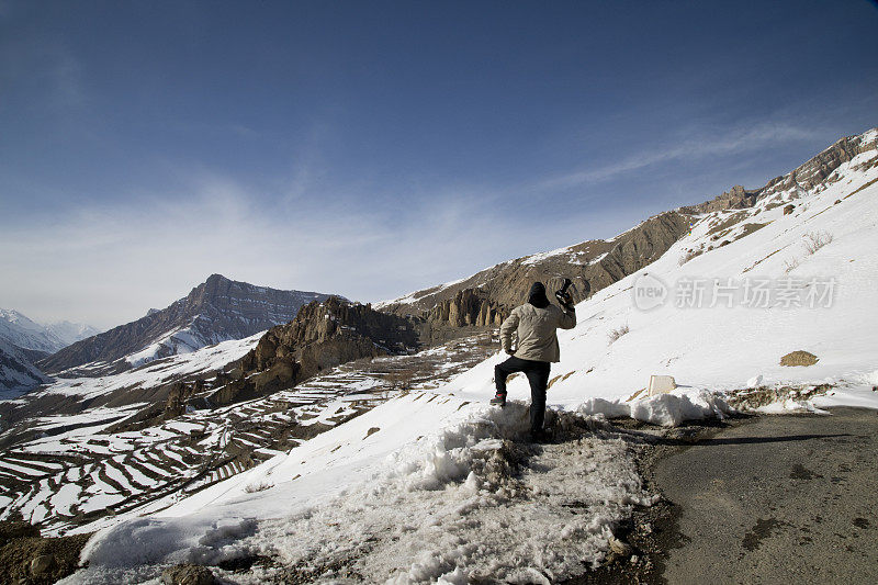 正在拍摄白雪覆盖的喜马拉雅山