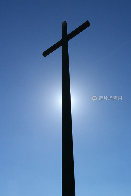 大十字架与一个明确的蓝天背景。