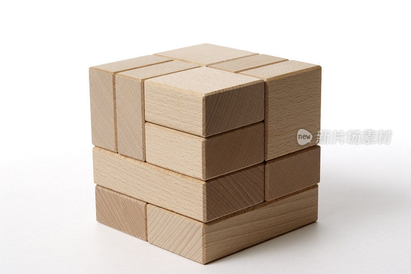 白色背景上的立方体木块的孤立镜头