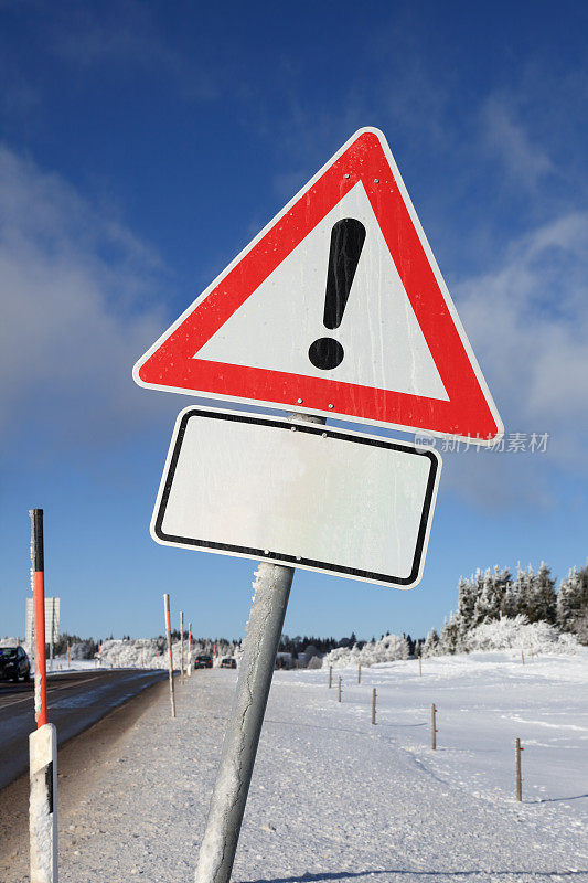 冬季道路警告标志，并附有副本