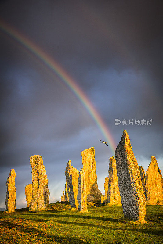 刘易斯岛卡兰尼斯巨石上的彩虹