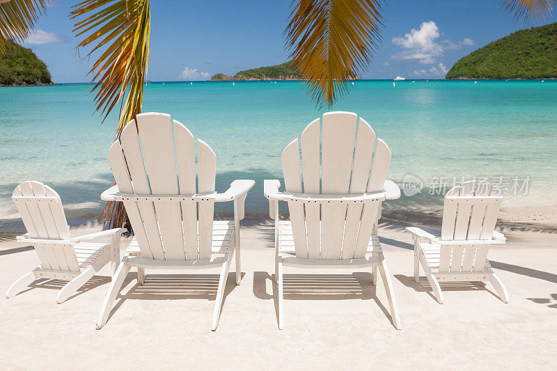 美国圣约翰马霍湾海滩上的空椅子
