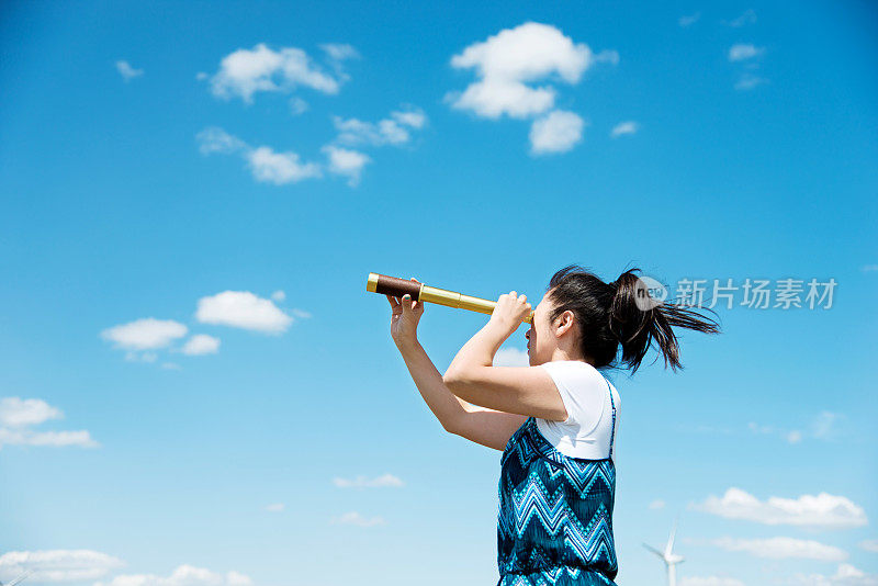 一位妇女用望远镜看天空