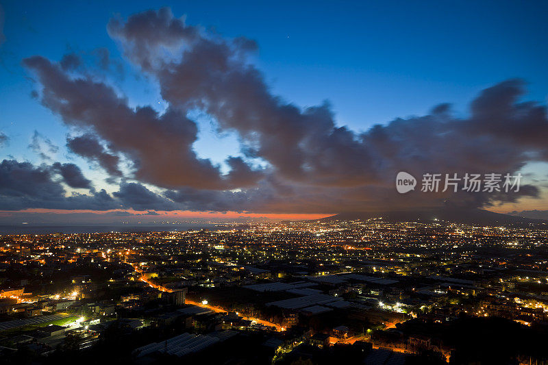 那不勒斯之夜，云后的维苏维奥火山