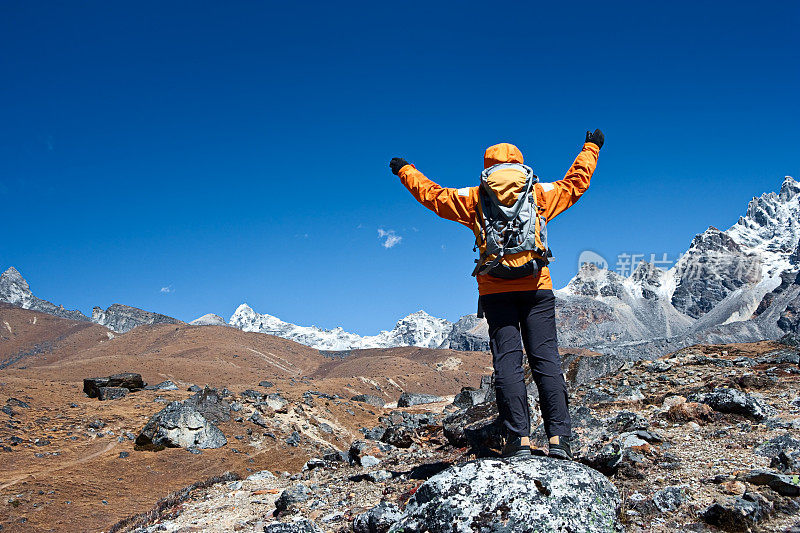 俯瞰喜马拉雅山的女性徒步旅行者