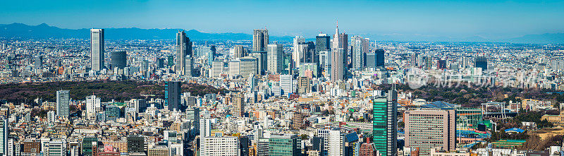 东京新宿摩天大楼拥挤的高层城市景观鸟瞰图日本