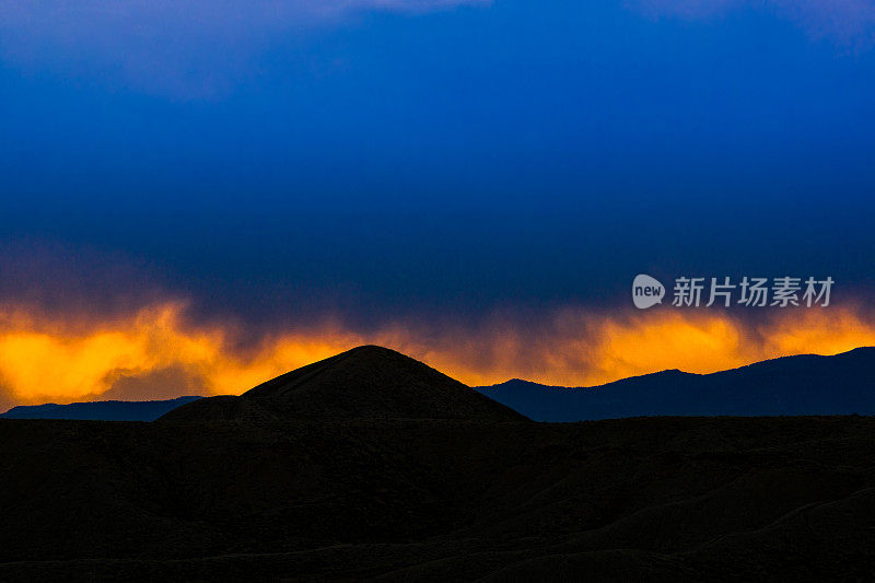 充满活力的日落和云与山、山和峡谷