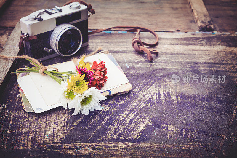 老式相机和一束鲜花